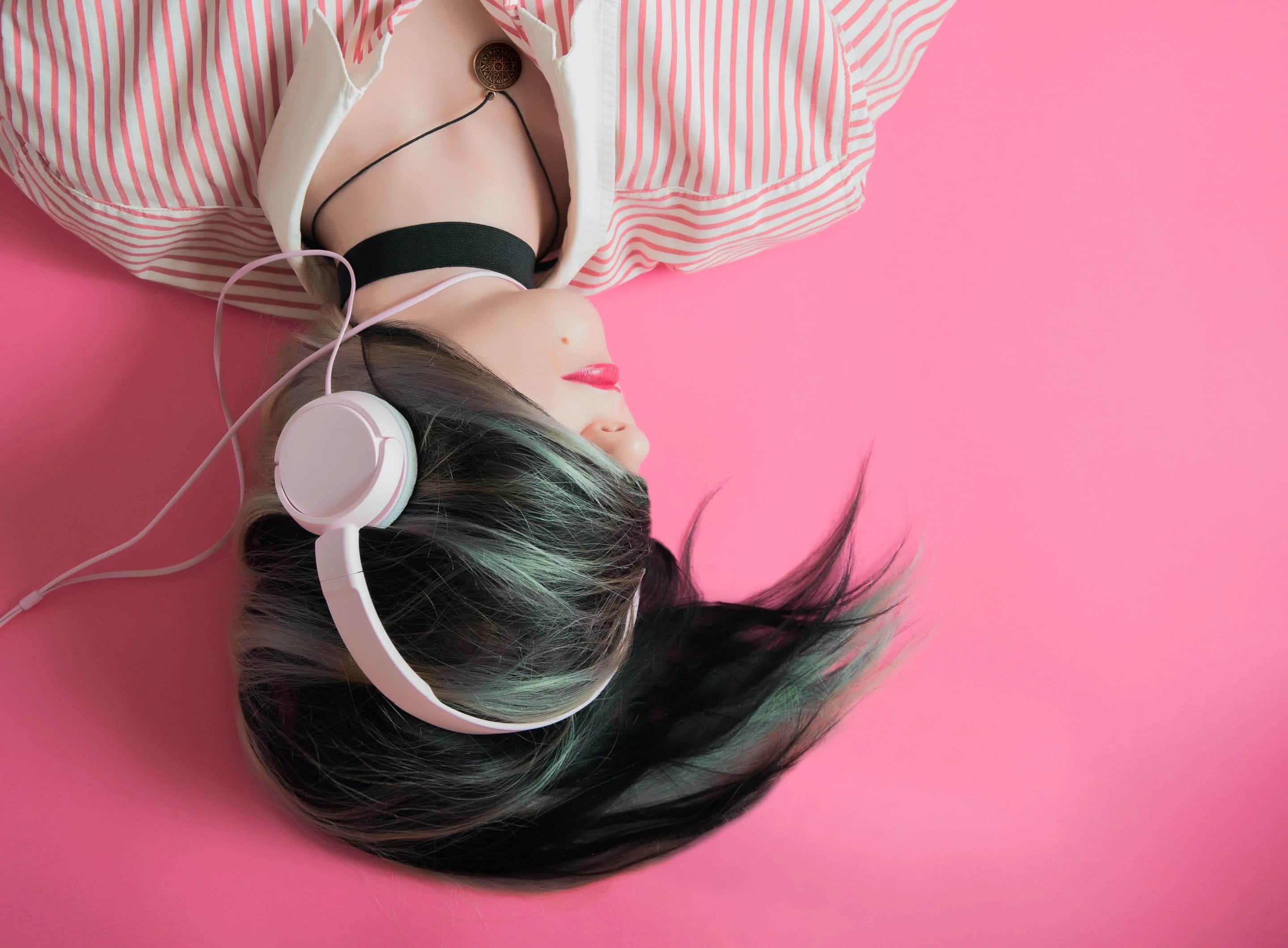 Estudante com fones e cabelo azul — atmosfera criativa Miami Ad School